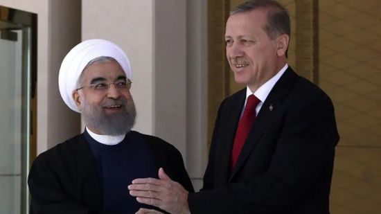 أردوغان يهزي بأبيات شعر فارسي إرضاءً للرئيس الإيراني (فيديو)