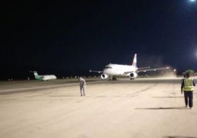 هبوط ليلي لثاني طائرة في مطار سيئون منذ تأسيسه (صورة)