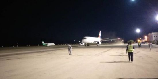 هبوط ليلي لثاني طائرة في مطار سيئون منذ تأسيسه (صورة)