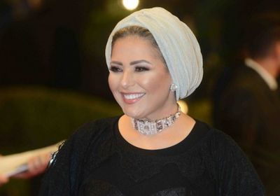 الفنانة صابرين تؤدي مناسك العمرة 