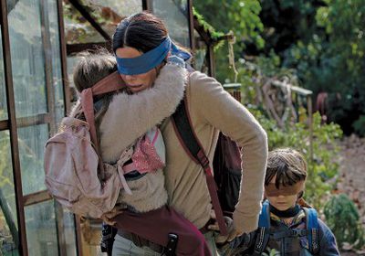 فيلم ساندرا بولوك "Bird Box" الأعلى تقييمًا على نتفليكس