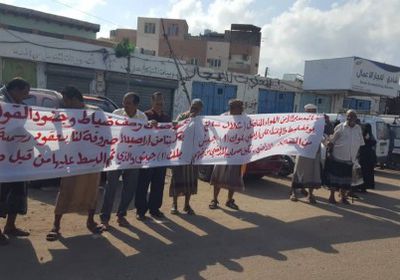 وقفة احتجاجية أمام إدارة أمن عدن للمطالبة بوقف نهب الأراضي