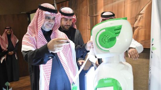 "تقني".. روبوت سعودي يبدأ رسمياً أول أيام وظيفته (صور)