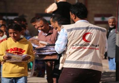 الهلال الأحمر الإماراتي يوزع أكثر من 8 آلاف زي مدرسي في تعز