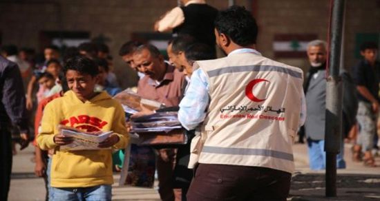 الهلال الأحمر الإماراتي يوزع أكثر من 8 آلاف زي مدرسي في تعز