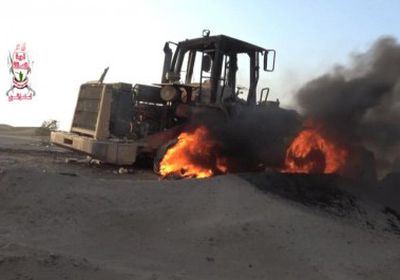 مليشيا الحوثي تحرق جرافة مواطن بالحديدة