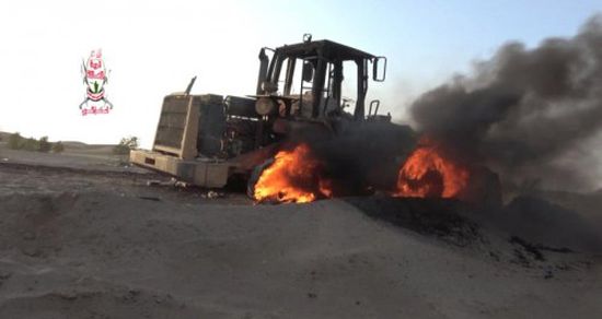 مليشيا الحوثي تحرق جرافة مواطن بالحديدة