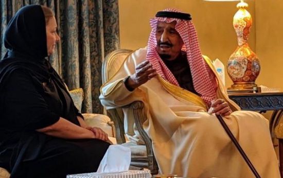 ابنة الأمير طلال تنشر صورة برفقة عمها ملك السعودية