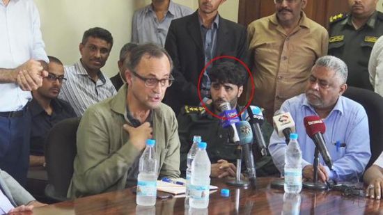 بجانب الجنرال كاميرت.. قيادي حوثي يظهر بزي عسكري للجيش (صورة)