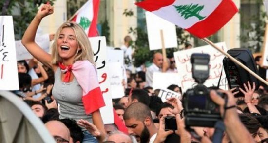 "خربتوا البلد".. لبنانيون يعبرون عن استيائهم من ساستهم