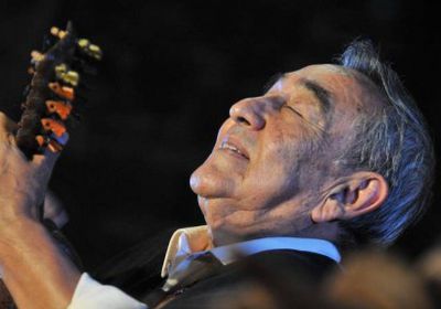 وفاة العازف الأرجنتيني خايمي توريس عن عمر 80 عاما