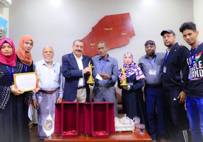 تقديراً لجهوده.. بعثة مسرح حضرموت تكرم اللواء بن بريك