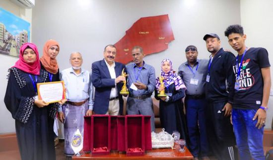 تقديراً لجهوده.. بعثة مسرح حضرموت تكرم اللواء بن بريك