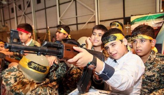 هكذا تصنع إيران مليشياتها من أطفال سوريا واليمن 