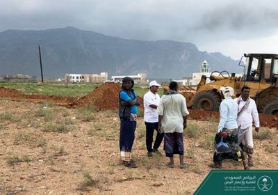 بداية أعمال الحفر لتأسيس مدرسة سرهن في محافظة سقطرى