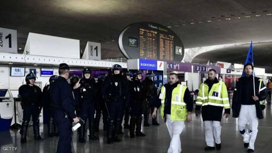 أسلحة مزيفة تثير الفزع بمطار شارل ديجول في فرنسا 