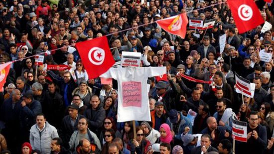 تونس تضبط سيارة توزع أموالًا على المحتجين