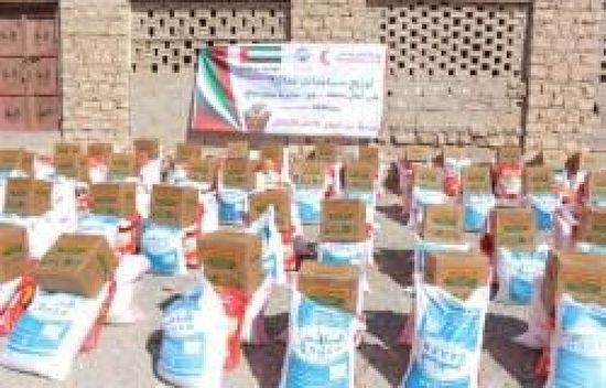 " الهلال الإماراتي" يقدم مساعدات غذائية لأهالي ميفع بساحل حضرموت
