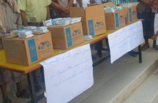 توزيع كميات من التغذية المدرسية على طلاب حضرموت