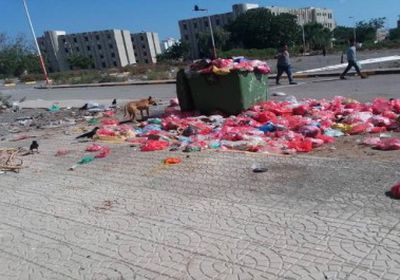انعدام النظافة وانقطاع المياه باستمرار.. طلاب يعانون الإهمال في عدن