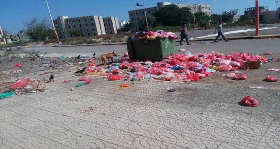 انعدام النظافة وانقطاع المياه باستمرار.. طلاب يعانون الإهمال في عدن