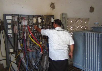 قوات أمنية تشارك في تنفيذ حملة فصل التيار الكهربائي عن الممتنعين بعدن (تفاصيل)