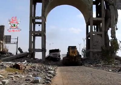 مليشيات الحوثي تستهدف جرافات ألوية العمالقة والقوات المشتركة بالحديدة (فيديو)