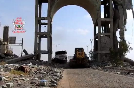 مليشيات الحوثي تستهدف جرافات ألوية العمالقة والقوات المشتركة بالحديدة (فيديو)