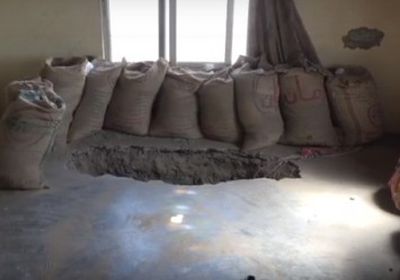 بعد تهجيرهم.. المليشيات تحول منازل المواطنين لثكنات عسكرية بالحديدة (فيديو)