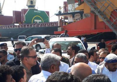 محللون سياسيون: الانسحاب الوهمي من ميناء الحديدة "انقلاب جديد" على ستوكهولم