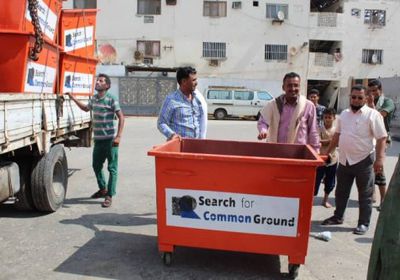 توزيع براميل قمامة ومعدات نظافة على بعض مديريات عدن