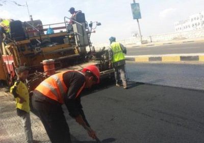 تواصل أعمال إعادة تهيئة الطرق والشوارع في عدن