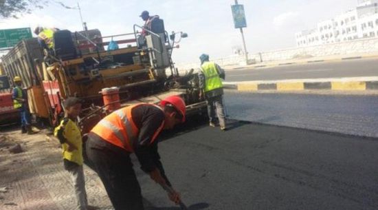 تواصل أعمال إعادة تهيئة الطرق والشوارع في عدن