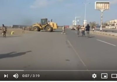 بالفيديو.. المقاومة المشتركة تفتح الطريق أمام المساعدات الإنسانية شرق الحديدة