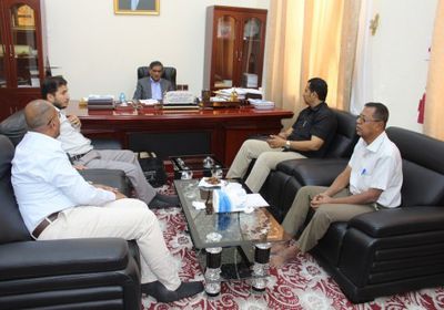 محافظ حضرموت يطلع على مشاريع منحة البنك الدولي بالمكلا