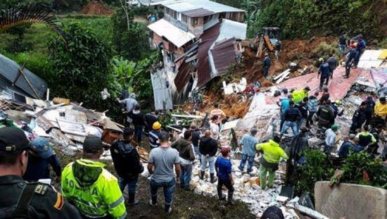 سقوط قتلى وعشرات المفقودين في انهيارات أرضية بإندونيسيا