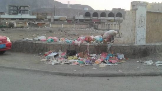 القمامة تزاحم السكان بمديرية البريقة.. ومواطنون للسلطات المحلية: حياتنا مهددة
