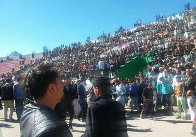 شاهد.. ترقب جماهيري للحظة تنفيذ حكم الإعدام بقاتل الطفلة آلاء بإب