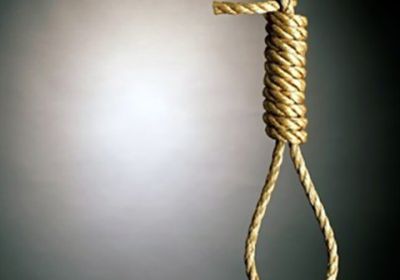 شاهد.. لحظة تنفيذ حكم الإعدام بقاتل الطفلة آلاء الحميري بإب