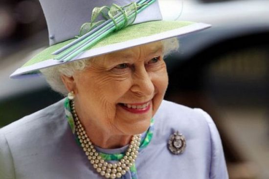 نظرا لشجاعته.. ملكة بريطانيا تكرم مواطناً عدنياً بـ 50 جنيه إسترليني
