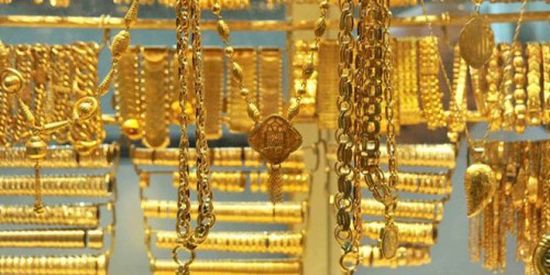 لحظة مداهمة معمل لتصنيع الذهب "المغشوش" بالسعودية (فيديو)