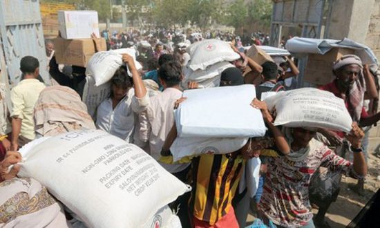 تقرير حقوقي يفضح نهب الحوثي لـ 88 سفينة و697 شاحنة إغاثة