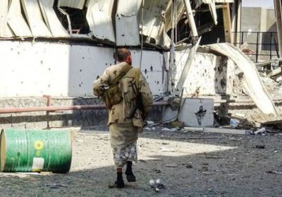 شاهد.. استهداف الحوثيين لفريق فتح طرقات الإغاثة الدولية في الحديدة