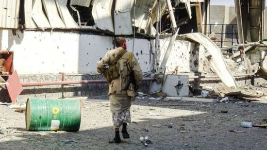 شاهد.. استهداف الحوثيين لفريق فتح طرقات الإغاثة الدولية في الحديدة