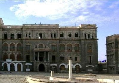  عمال وموظفو مياه لحج يشكون من خصومات كبيرة في رواتبهم