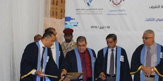 بدء توزيع شهادات التخرج الكرتونية بجامعة حضرموت (تفاصيل)   