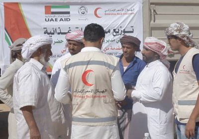 الهلال الإماراتي يختتم عام زايد بحملة مساعدات غذائية في حضرموت