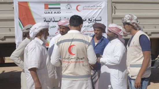 الهلال الإماراتي يختتم عام زايد بحملة مساعدات غذائية في حضرموت