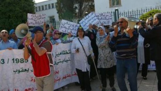 بالنعوش.. احتجاجات وإضرابات عامة لنقابات التعليم بالمغرب