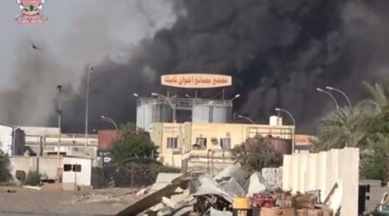 استفزاز حوثي جديد.. الانقلابيون يضرمون النار في مركز تجاري بالحديدة